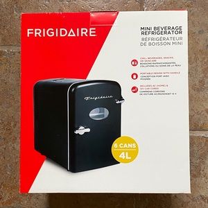 FRIGIDAIRE MINI RETRO BEVERAGE FRIDGE